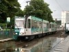 Nigerianer schlägt Mädchen in Straßenbahn